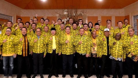 Ketua Umum DPP Partai Golkar Airlangga Hartarto bersama Keluarga Besar DPD Provinsi Partai Golkar se-Indonesia di Hotel Mulia Resort, Nusa Dua, Badung pada Minggu, 31 Juli 2023. (SinPo.id/Antara)