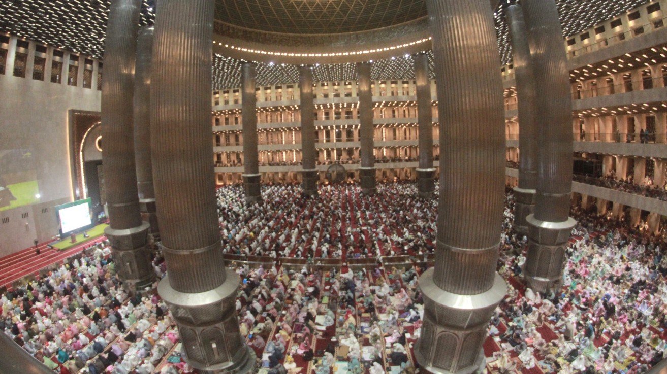 Jamaah di Masjid Istiqlal (SinPo.id/ Ashar)