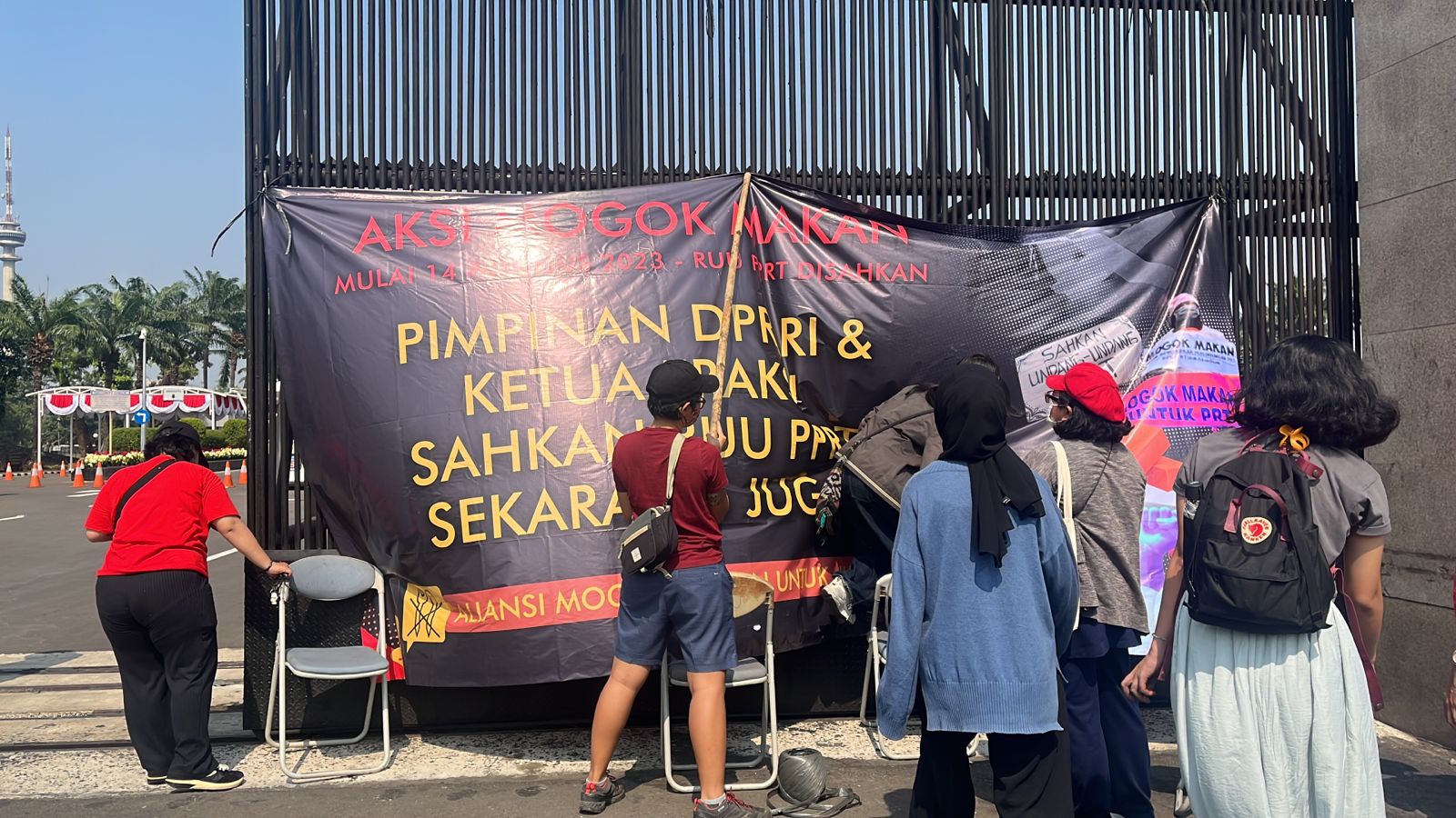 Peserta aksi mogok makan mendorong agar RUU PPRT disahkan di depan gedung DPR RI Senayan. (SinPo.id/JALA PRT)