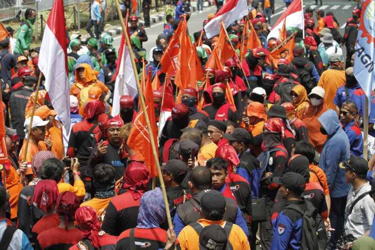 Demontrasi buruh di sekitaran Patung Kuda, Jalan Medan Merdeka Barat, Jakarta Pusat pada Rabu 9 Aguatus 2023. (SinPo.id/Khaerul Anam)