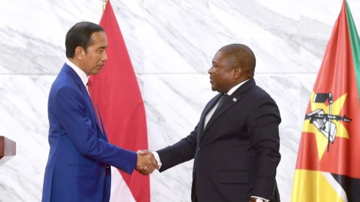 Presiden Joko Widodo (Jokowi) menjabat tangan Presiden Republik Mozambik Filipe Nyusi di Kantor Presiden Republik Mozambik, Maputo, Mozambik, Rabu (23/8/2023). Sumber : ANTARA