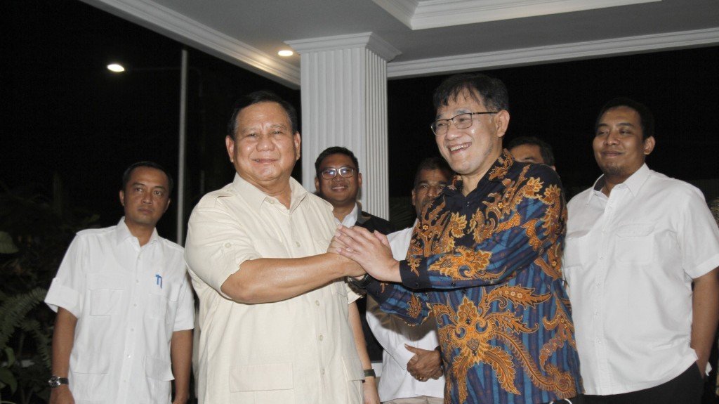 Politisi PDIP Budiman Sudjatmiko saat bertandang ke kediaman Ketua Umum Partai Gerindra Prabowo Subianto (SinPo.id/ Ashar)
