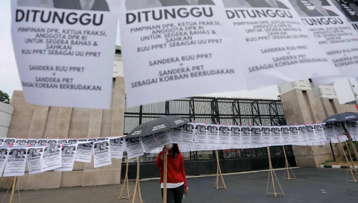 Poster dipasang berjejer seperti jemuran pakaian dalam runtutan aksi mogok makan pekerja rumah tangga (PRT) di depan Gedung DPR RI (SinPo.id/juven Martua Sitompul)