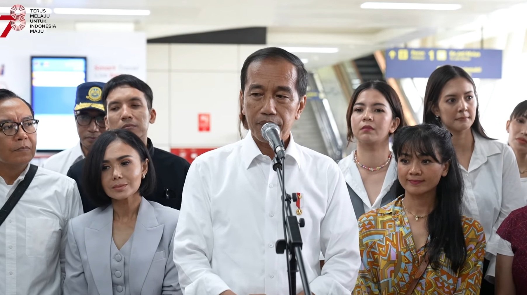 Presiden Jokowi menjajal LRT bersama sederet pegiat seni atau artis ternama Tanah Air. (SinPo.id/Setkab)