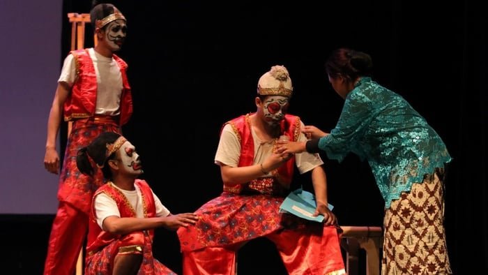 Seniman menampilkan pertunjukkan teater dengan lakon "Buto" di Gedung Kesenian Cak Durasim, Taman Budaya Jawa Timur, Surabaya, Jawa Timur pada 27 September 2019. (SinPo.id/Antara)