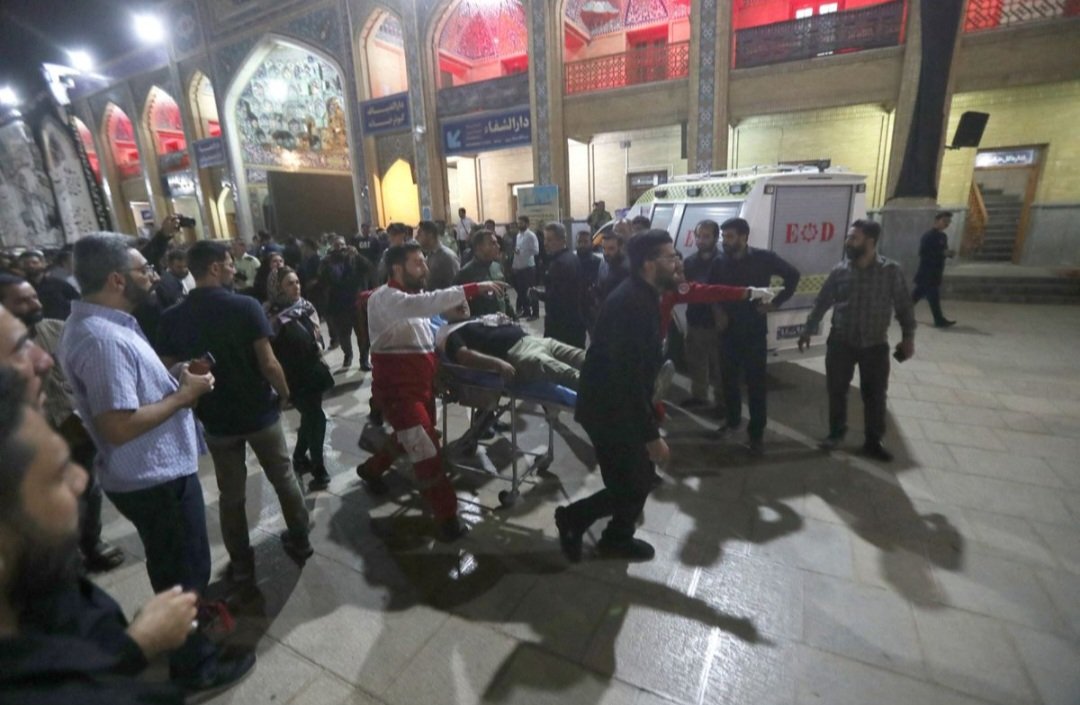 Suasana evakuasi korban di masjid Syiah (Sinpo.id/Reuters)