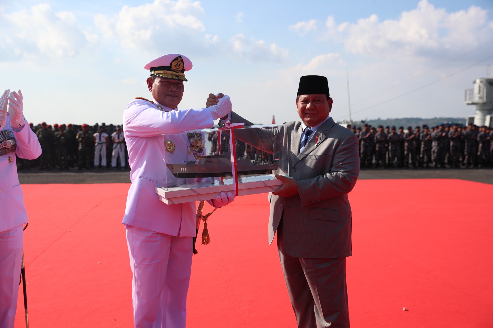 Menhan Prabowo menyerahkan 2 unit KRI Pulau Fani-731 dan KRI Pulau Fanildo-732 kepada Panglima TNI Laksamana Yudo Margono dan KASAL Laksamana TNI Muhammad Ali (Ashar/Foto:Tim Prabowo/SinPo.id)