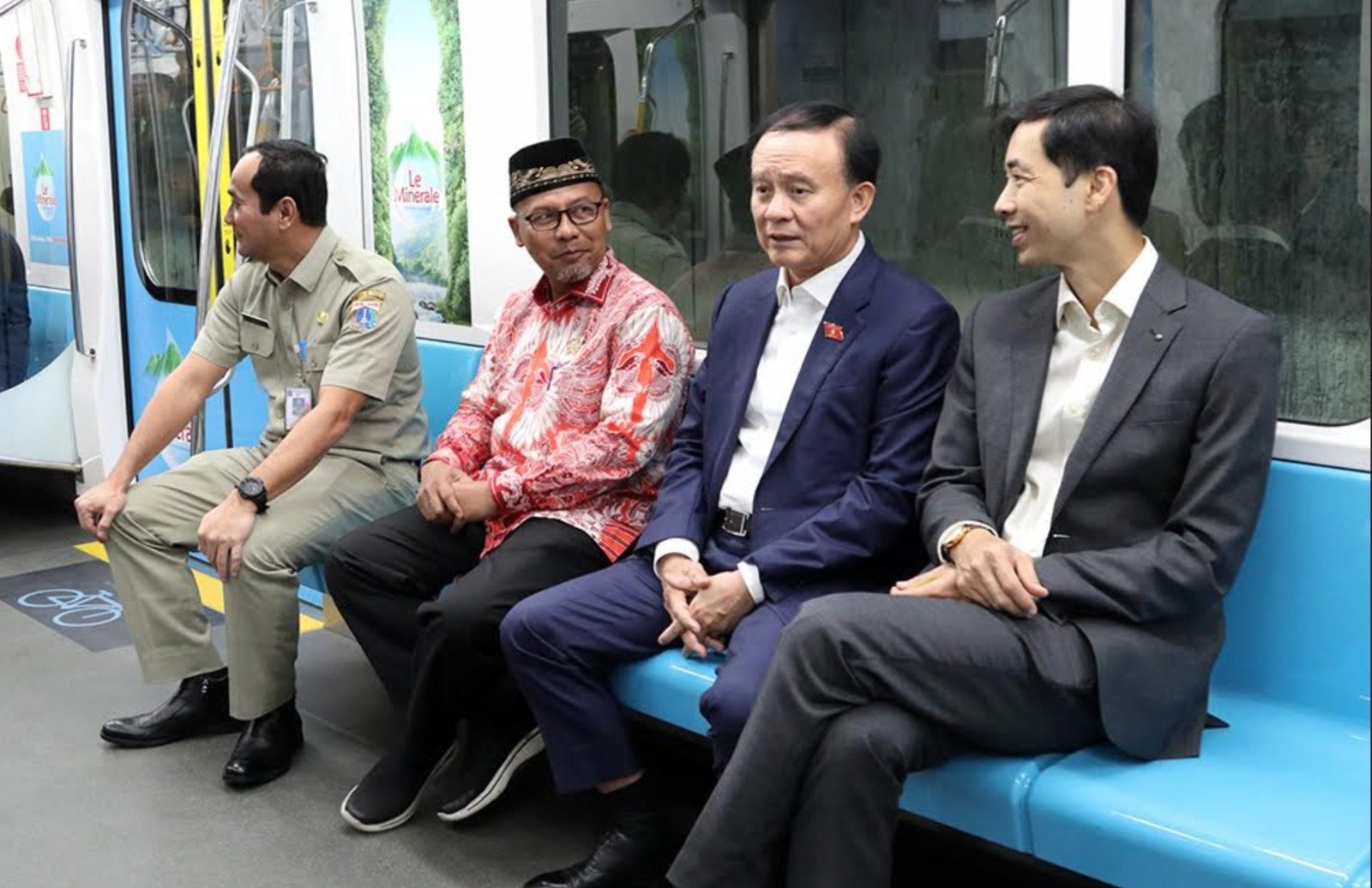 Parlemen Hanoi Vietnam menjajal MRT Jakarta. (SinPo.id/Dok. DPRD DKI)