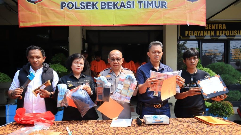 Konferensi pers perampokan Alfamart di Polsek Bekasi Timur (SinPo.id/ Humas Polri)