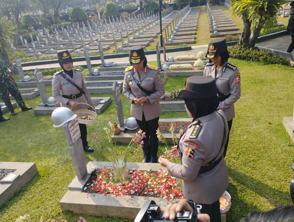 Polisi Wanita (Polwan) melakukan ziarah ke Taman Makan Pahlawan (TMP) Kalibata, Jakarta Selatan (Jaksel). Kegiatan dilakukan dalam rangka memperingati hari jadi Polwan ke-75. (SinPo.id/Humas Polri)