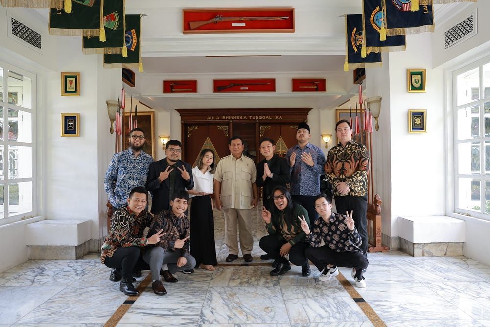 Para influencer berfoto bersama dengan Prabowo di kantor Kemhan RI (Sinpo.id/Instagram: @Prabowo)
