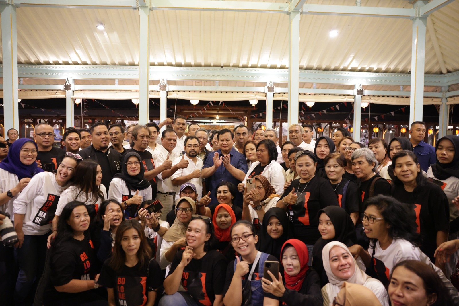 Prabowo mengikuti sesi foto bersama para relawan Jokowi dan Bolone Masse Gibran (Sinpo.id/Tim Media)