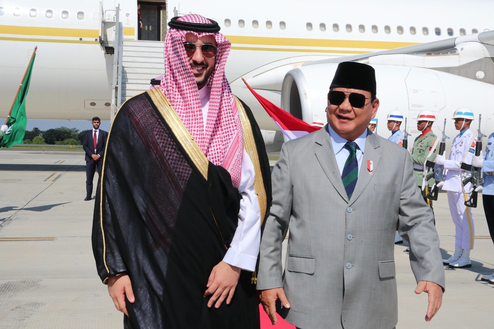 Menhan Prabowo Subianto menjemput langsung kedatangan Menhan Kerajaan Arab Saudi Pangeran Khalid bin Salman bin Abdul Aziz di Jakarta pada Selasa, 1 Agustus 2023. (SinPo.id/Tim Media)