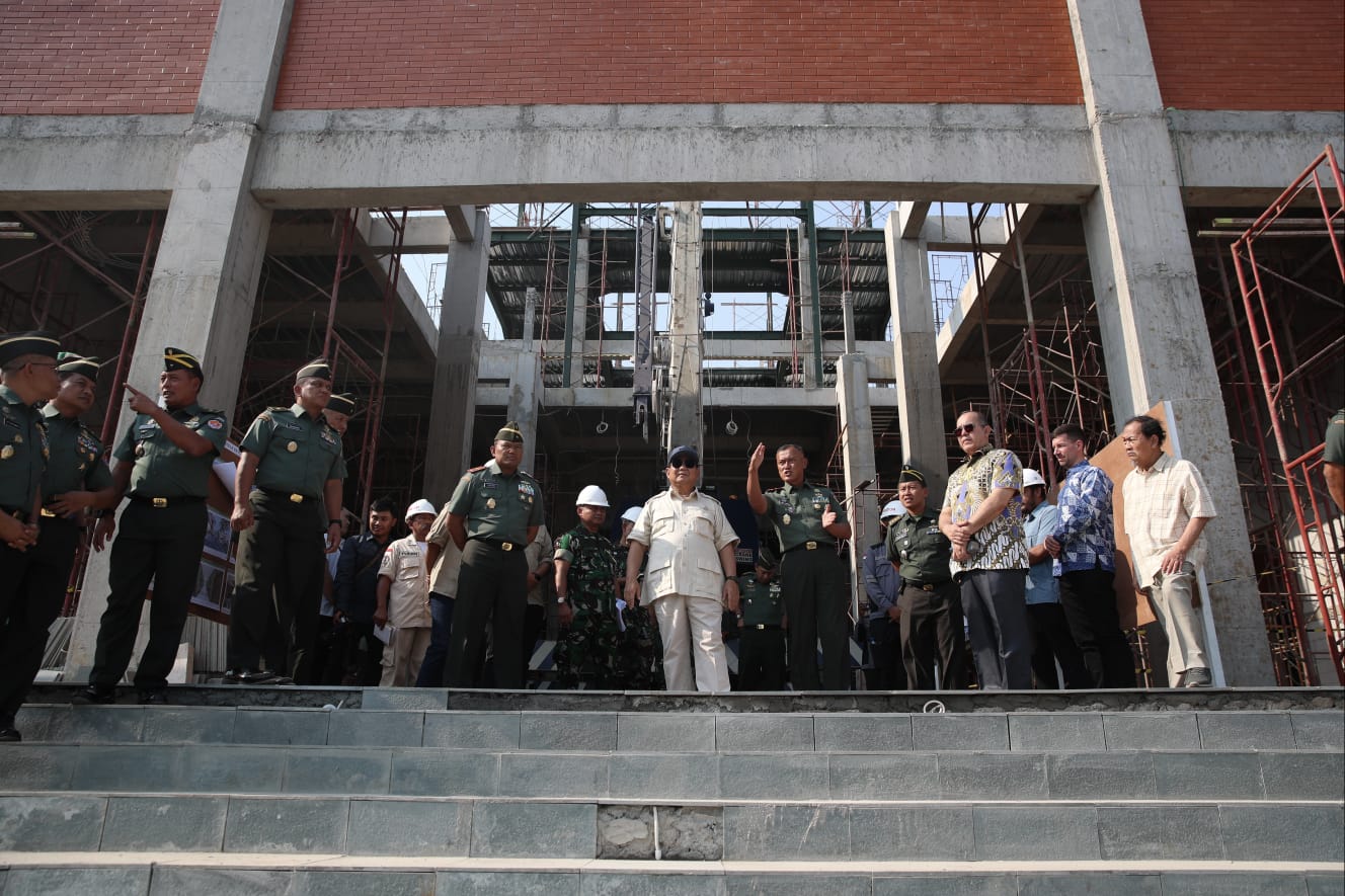 Menteri Pertahanan Prabowo Subianto meninjau pembangunan beberapa fasilitas pendidikan di Akmil Magelang