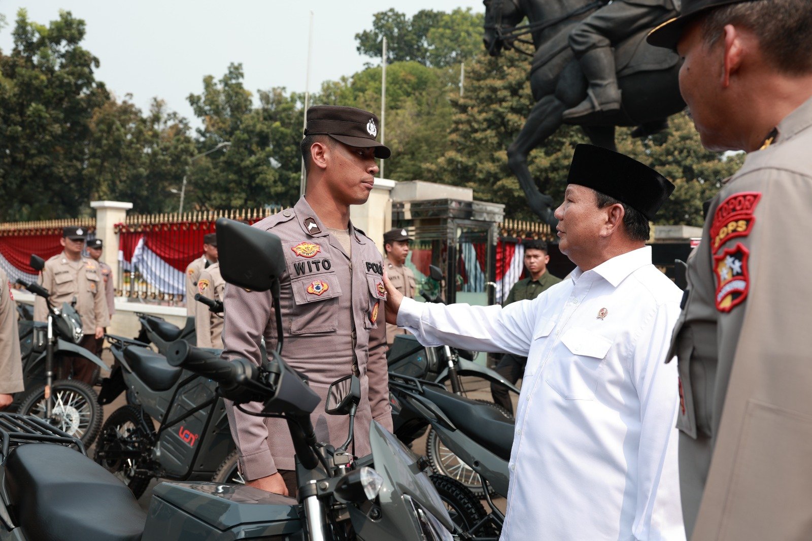 Prabowo Subianto serahkan motor listrik untuk TNI Polri (Sinpo.id/Tim Media)