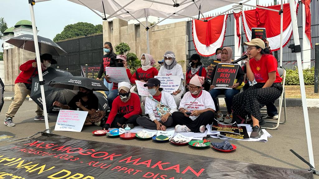 Aksi aksi mogok makan PRT di depan Gedung DPR (SinPo.id/JALA PRT