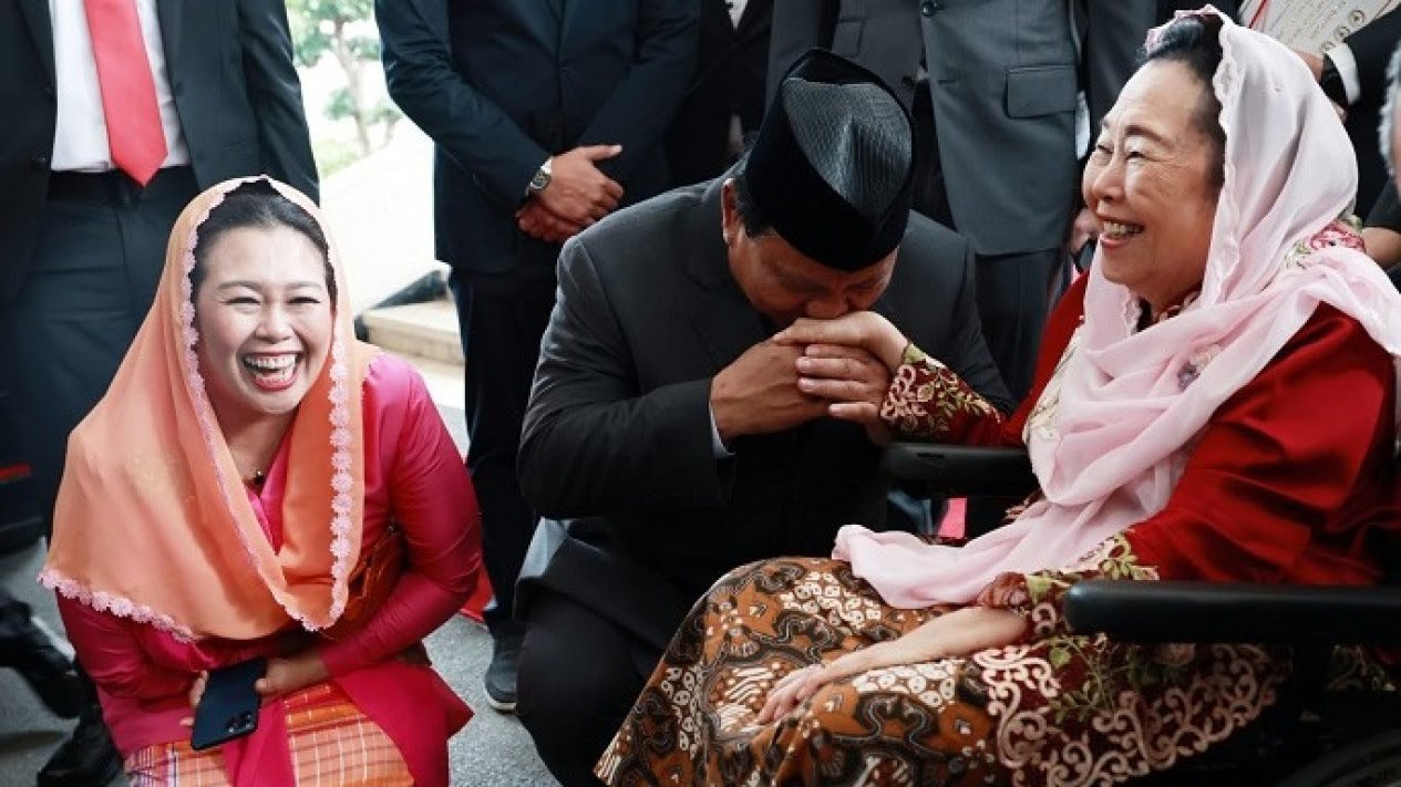 Momen Menhan Prabowo Subianto cium tangan istri Gus Dur (Sinpo.id/Tim Media)