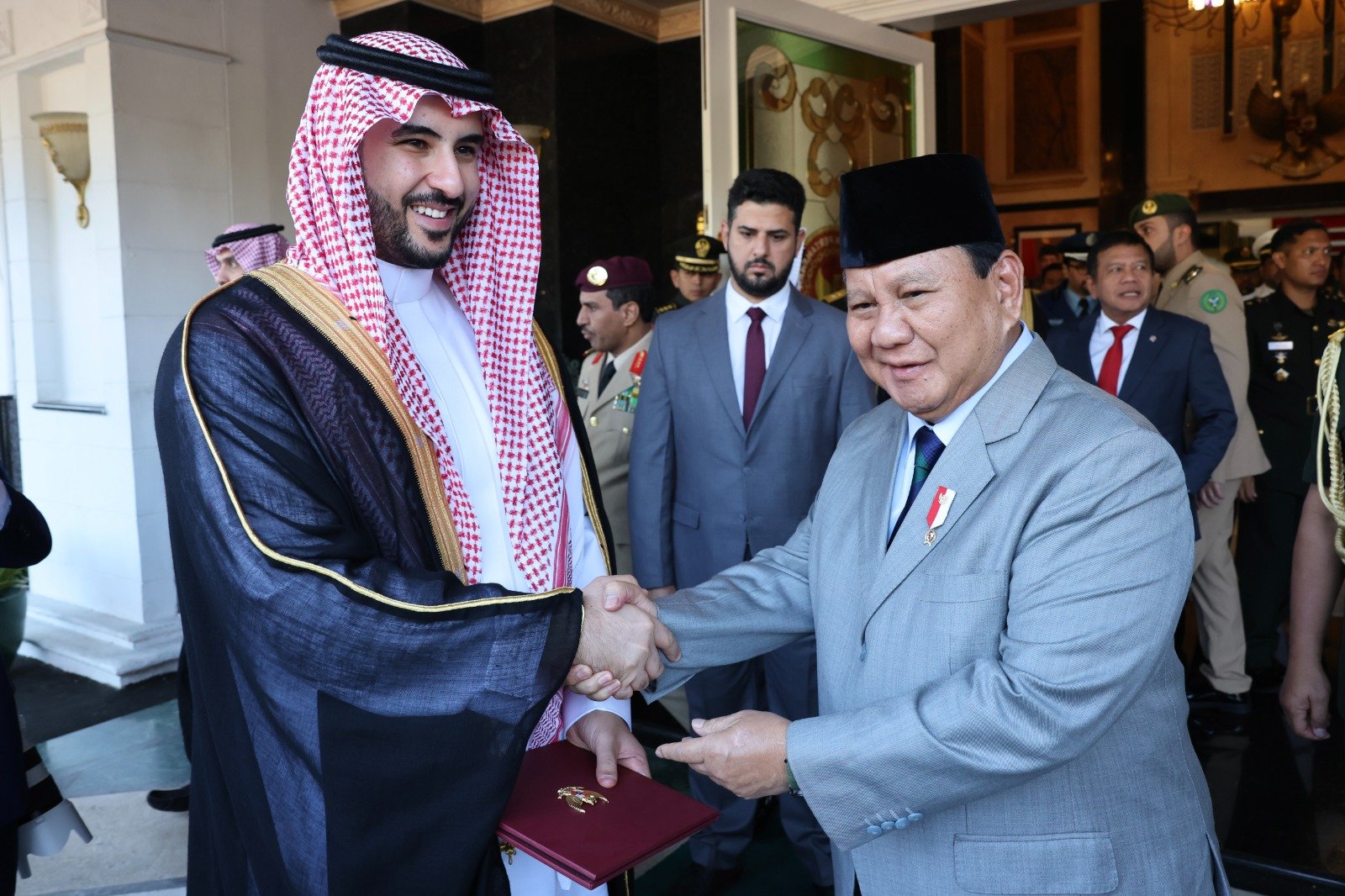 Menhan Prabowo Subianto menerima kunjungan resmi Menhan Kerajaan Arab Saudi, Yang Mulia Pangeran Khalid Bin Salman Bin Abdul Aziz di Kantor Kemhan. (SinPo.id/Tim Media)