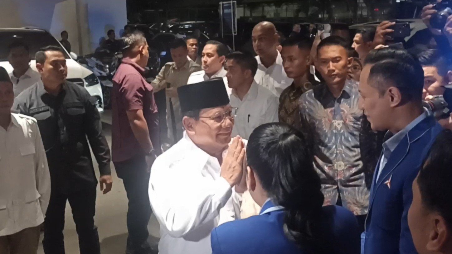 Agus Harimurti Yudhoyono menyambut Prabowo Subianto di Rapimnas Partai Demokrat (SinPo.id/ Sigit Nuryadin)