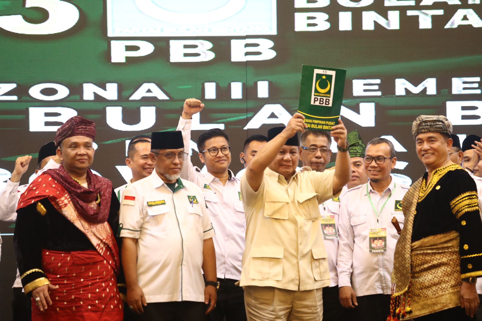 Prabowo Subianto menghadiri acara 'Konsolidasi Zona III Pemenangan Pileg Partai Bulan Bintang dan Pemenangan Prabowo Subianto Calon Presiden 2024' yang digelar di Padang. (SinPo.id/Tim Media)