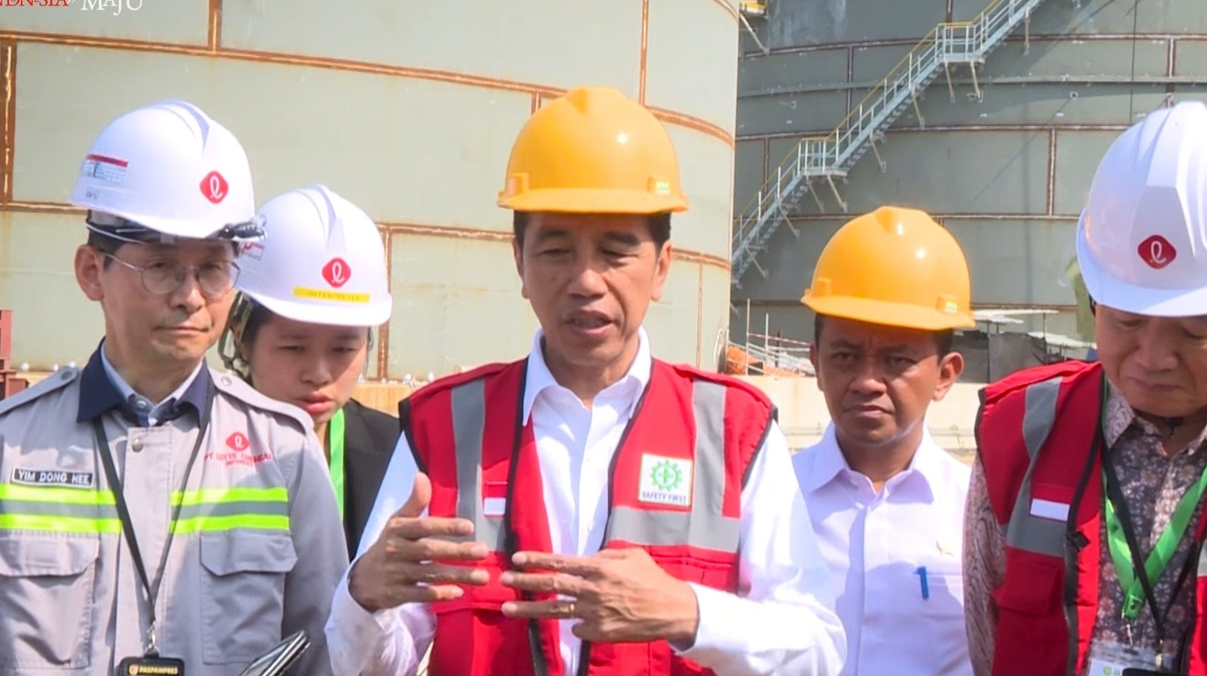 Presiden Jokowi meninjau pembangunan area industri PT Lotte Chemical Indonesia. (SinPo.id/Setkab)