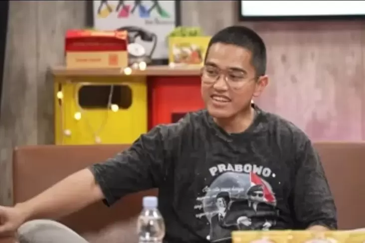 Kaesang Pangarep mengenakan kaus bergambar Prabowo Subianto. (Sinpo.id/Tangkapan layar Youtube)