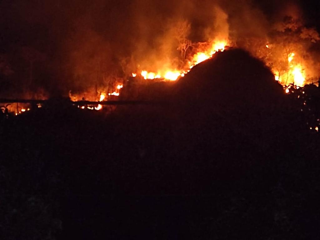 Titik api terlihat membakar semak ilalang dan pepohonan di lereng Gunung Jayanti pada Jumat, 22 September 2023. (SinPo.id/BPBD Kabupaten Sukabumi)
