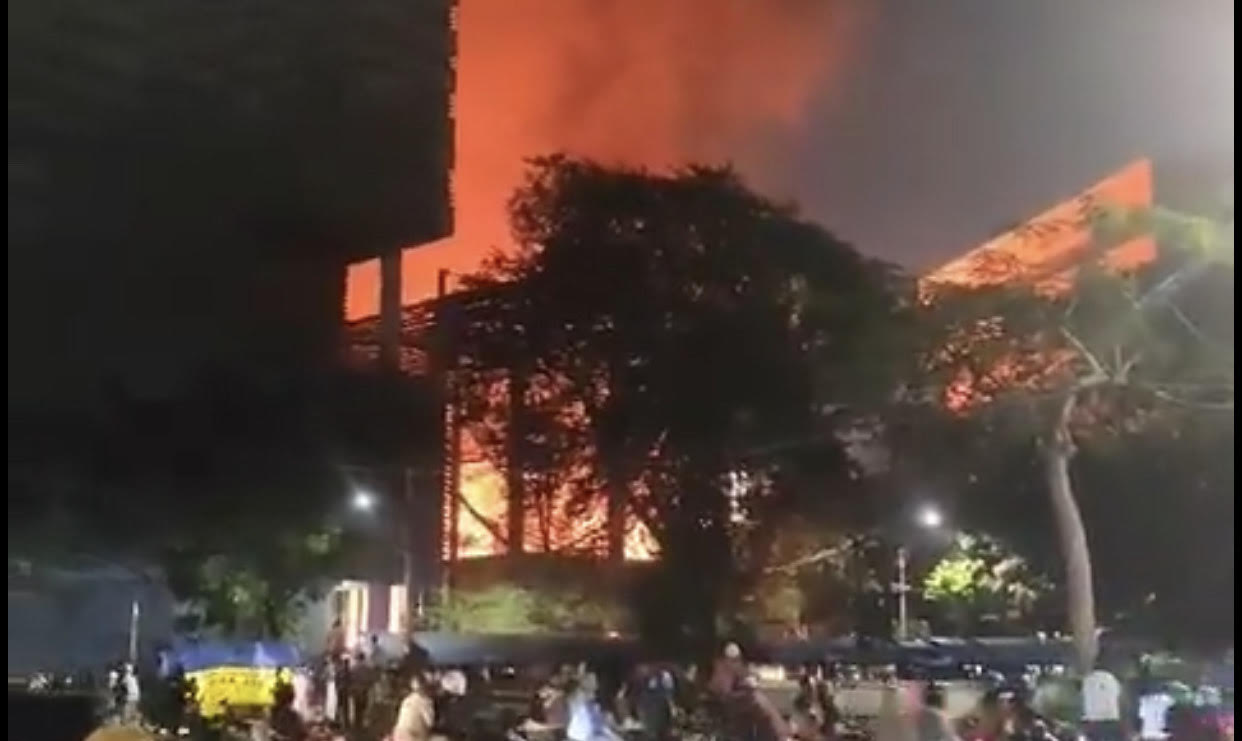 Kebakaran Museum Nasional, Jakarta Pusat, Sabtu 16 September 2023 malam tadi, (SinPo.id/Juven)