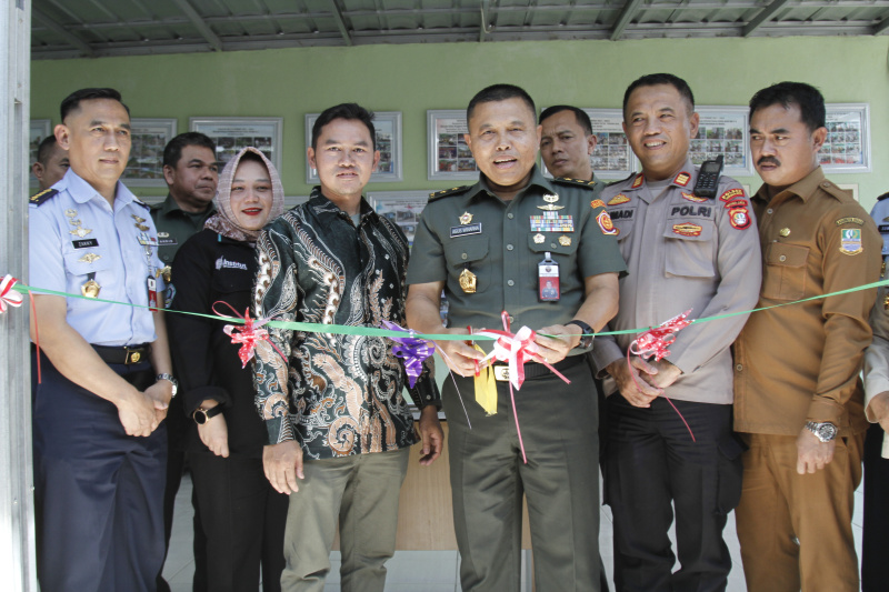Ketua RW 13 Tarumajaya Ariawan bersama Mayjen TNI Agus Winarna meresmikan perpustakaan warga RW 13 Tarumajaya (Ashar/SinPo.id)