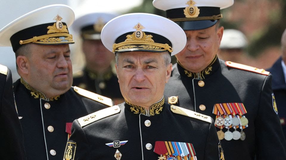 Komandan Armada Laut Hitam Rusia, Laksamana Viktor Sokolov, tewas dalam serangan rudal Ukraina di markas armada Rusia di pelabuhan Sevastopol. (SinPo.id/Reuters)