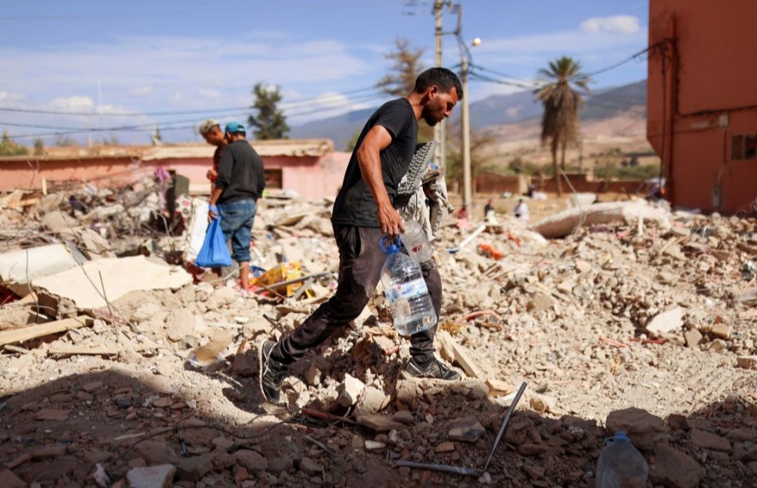 Warga berusaha mencari korban selamat akibat gempa di Maroko (SinPo.id/ Reuters)