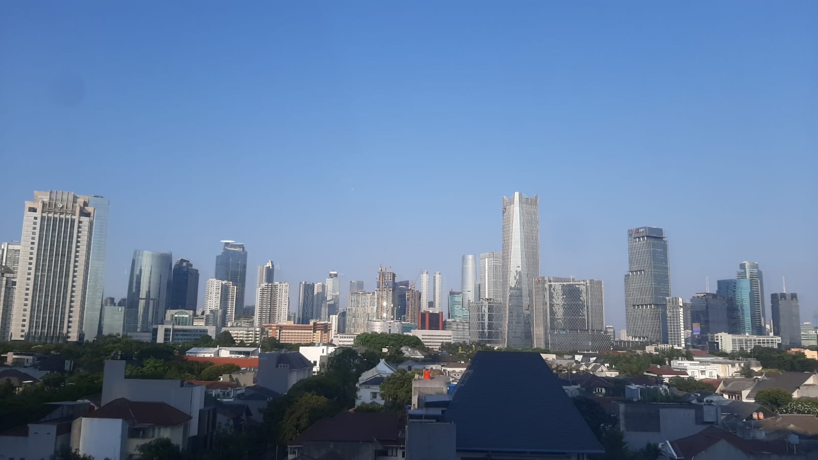 Langit Jakarta tampak biru (SinPo.id/ Khaerul Anam)