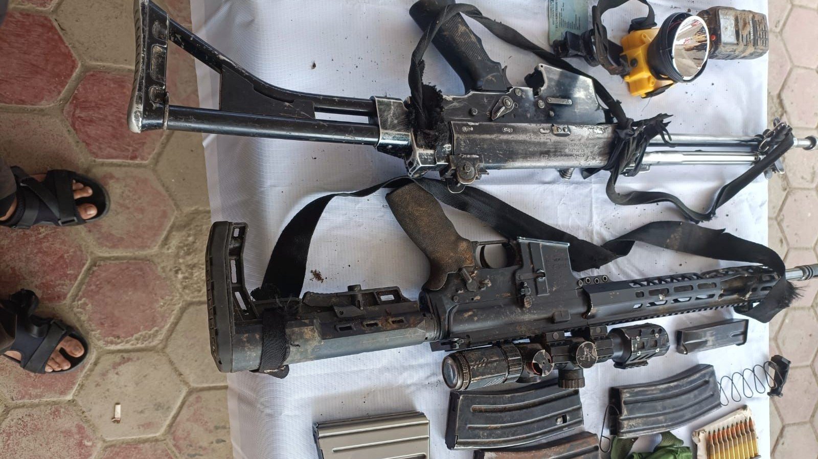 Senjata yang disita dari Kelompok Bersenjata Papua (SinPo.id/ Puspen TNI)