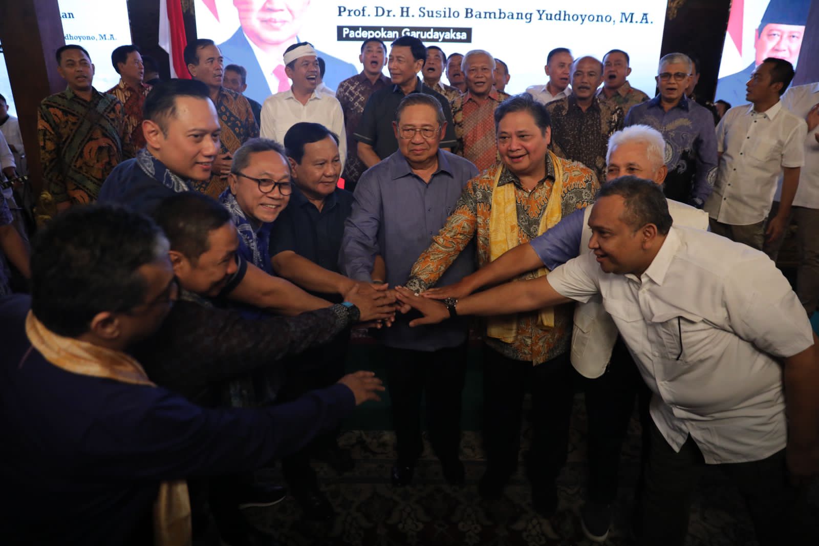 Ketua Majelis Tinggi Partai Demokrat Susilo Bambang Yudhoyonon (SBY) mendatangi kediaman bakal capres KIM Prabowo Subianto pada Minggu, 17 September 2023. (SinPo.id/Dok. Demokrat)