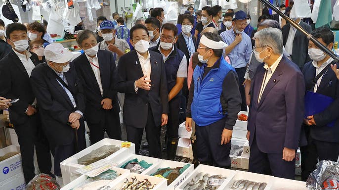 Perdana Menteri (PM) Jepang Fumio Kishida dan tiga menteri kabinetnya mengonsumsi makanan laut yang bersumber dari perairan lepas pantai Fukushima. (SinPo.id/AFP)