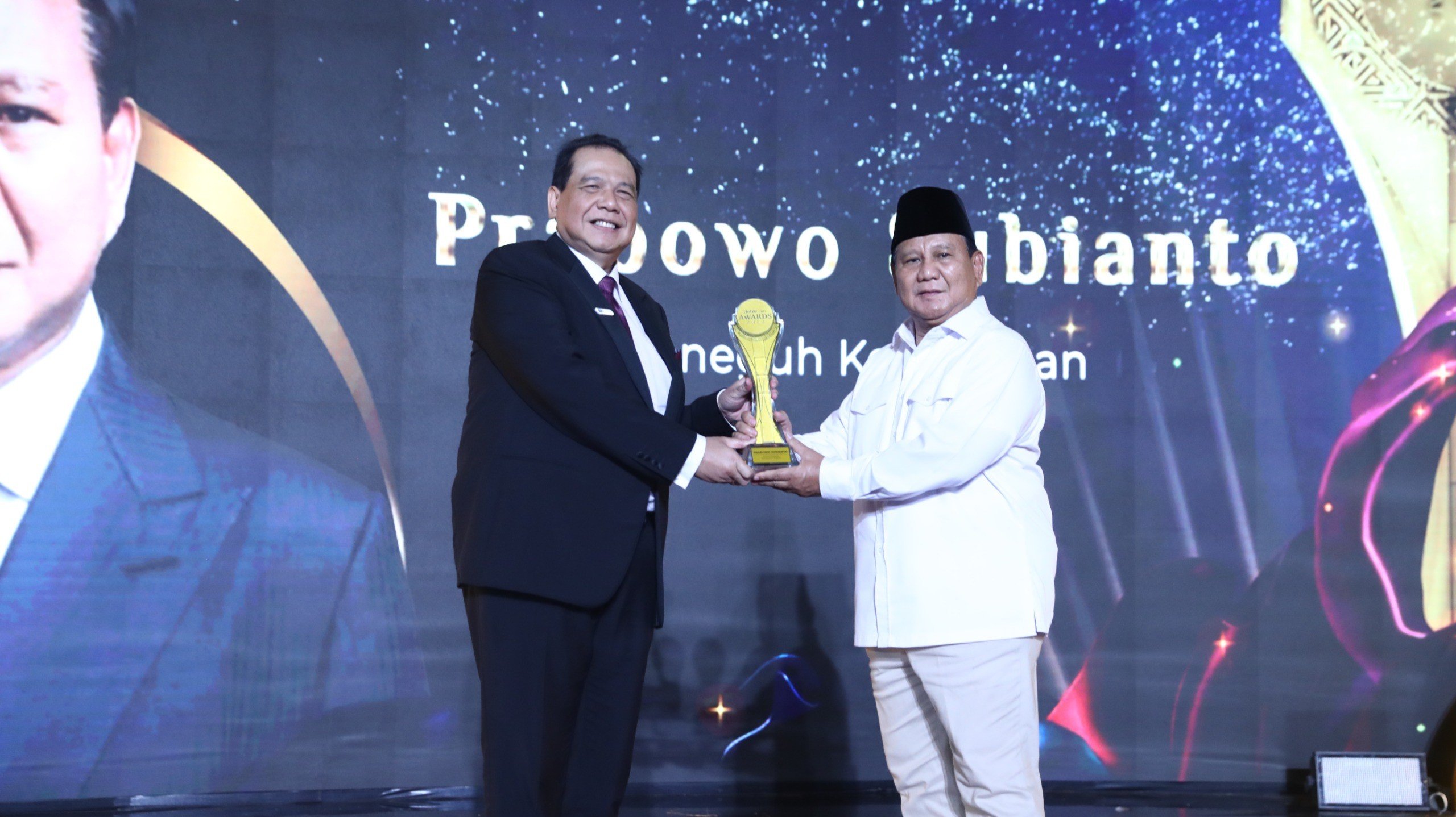 Prabowo Subianto saat menerima penghargaan sebagai Tokoh Peneguh Kedaulatan Negara di Detikcom Awards 2023 (SinPo.id/ Tim Media Prabowo)