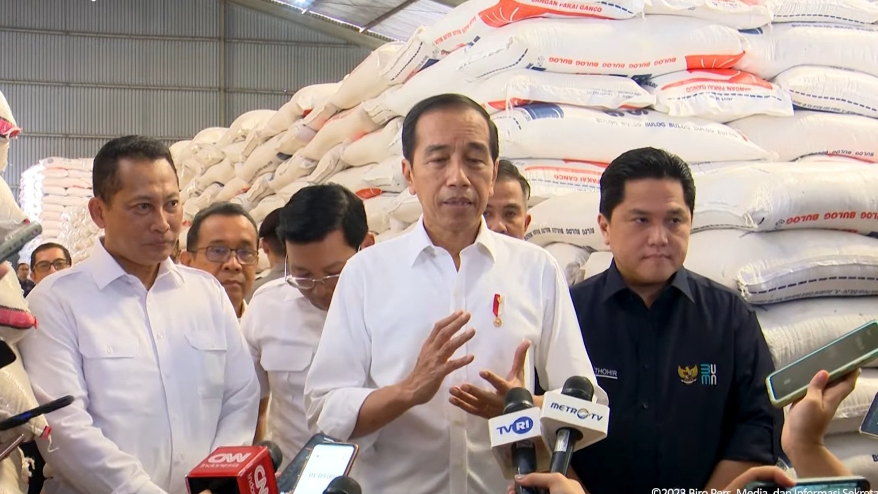 Jokowi tinjau stok beras di gudang Bulog (SinPo.id/Setkab)