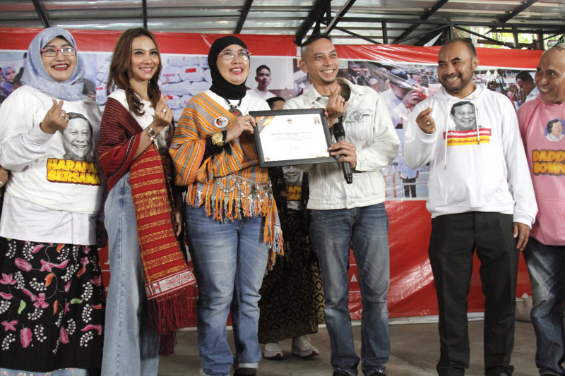 Relawan Emak-emak cinta Prabowo deklarasi dukung Prabowo Presiden di rumah besar relawan 08 (Ashar/SinPo.id)