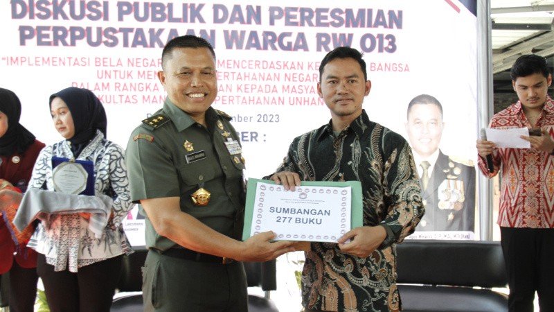 Ketua RW 13 Tarumajaya Ariawan bersama Mayjen TNI Agus Winarna meresmikan perpustakaan warga RW 13 Tarumajaya (SinPo.id/ Ashar)