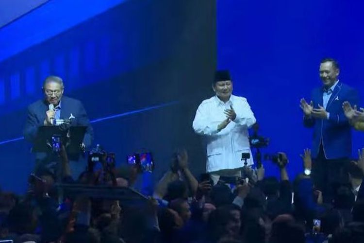 Ketua Majelis Tinggi Partai Demokrat Susilo Bambang Yudhoyono (SBY) menyanyikan lagu berjudul Kamu Ngga Sendirian karya band Tipe-X untuk Prabowo Subianto. (SinPo.id/tangkapan layar)