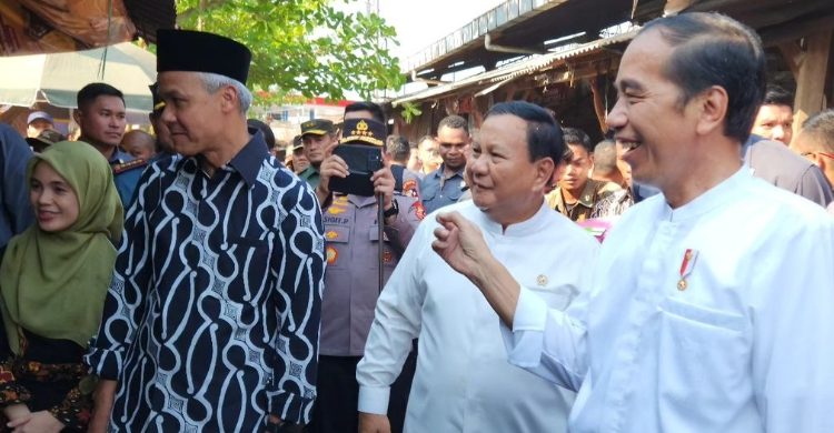 Potret kebersamaan Presiden Joko Widodo saat blusukan bersama Prabowo dan Ganjar di Pekalongan (Sinpo.id/Setpres)