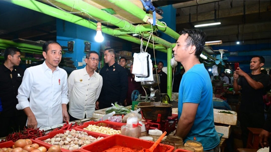 Presiden Jokowi meninjau harga komoditas pangan di Pasar Jatinegara. (SinPo.id/BPMI Setpres)