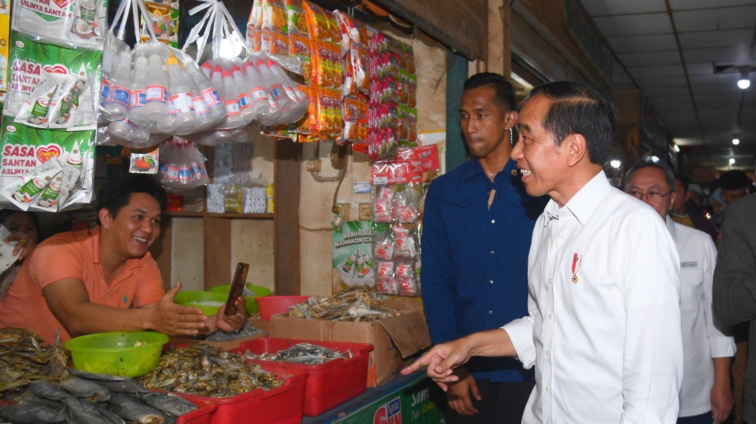 Presiden Joko Widodo saat meninjau Pasar Johar Karawang (SinPo.id/ Setkab)