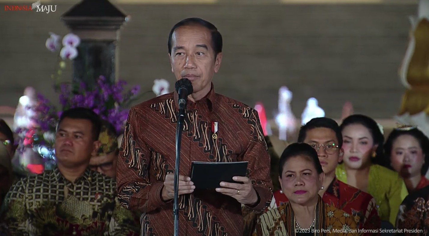 Presiden Jokowi membuka Istana Berbatik, di halaman Istana Merdeka, Jakarta, Minggu 1 Oktober 2023. (Sumber: Tangkapan Layar)