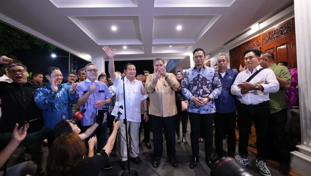 Bakal capres Prabowo Subianto bersama pimpinan parpol KIM saat mengumumkan Gibran Rakabuming Raka sebagai bakal cawapres. (SinPo.id/ Tim Media Prabowo)