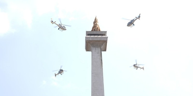 Atraksi helikopter mengitari Monas (Sinpo.id/Puspen TNI)