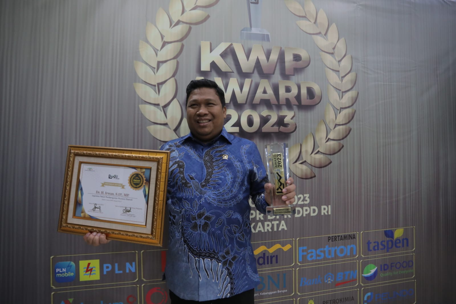 Anggota Komisi V DPR RI, Irwan meraih penghargaan Koordinatoriat Wartawan Parlemen (KWP) Award 2023 sebagai 'Legislator Peduli Pembangunan Ekonomi Daerah'. (SinPo.id)