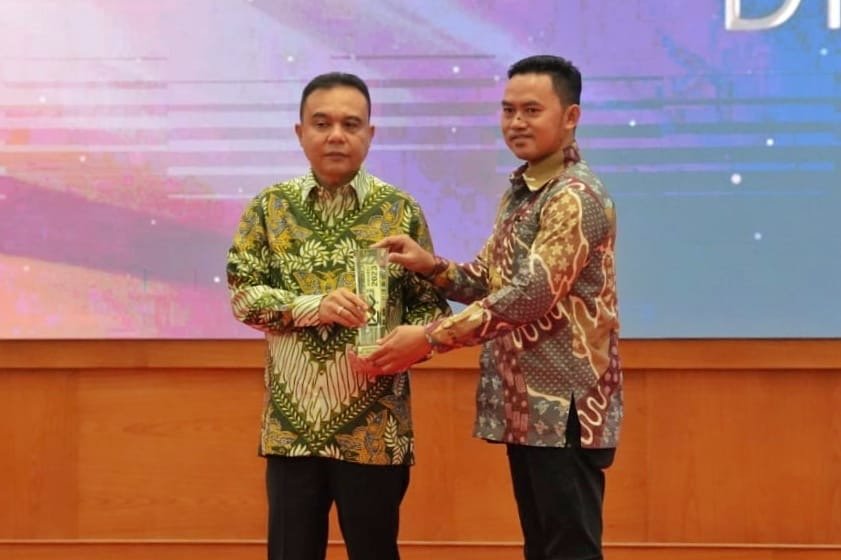 Wakil Ketua DPR RI Sufmi Dasco Ahmad sebagai 'Legislator Aspiratif dan Humanis' dalam ajang KWP Award 2023. (SinPo.id)