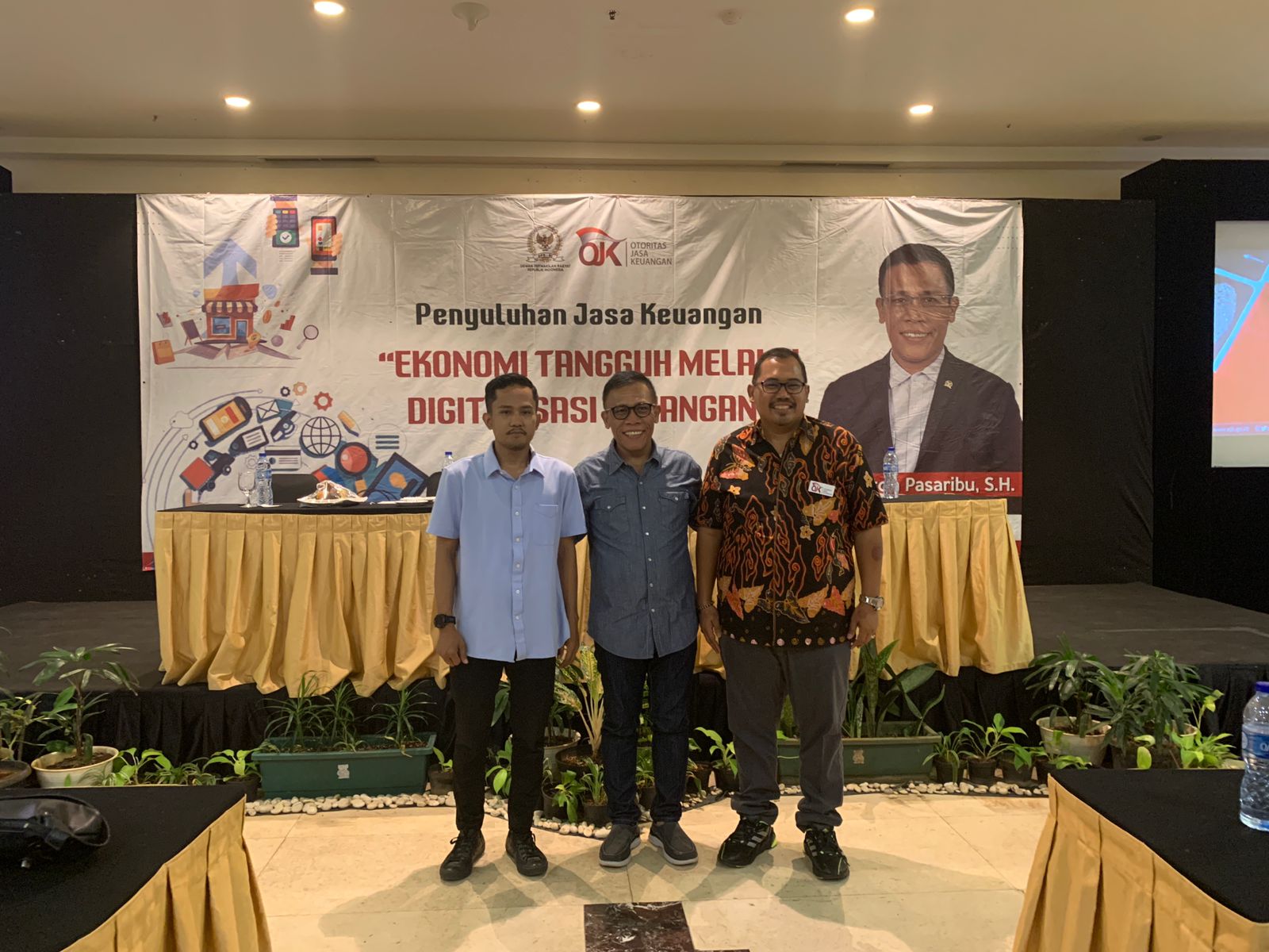 Anggota Komisi XI DPRI RI Masinton Pasaribu (tengah). (SinPo.id/Dok. Pribadi)