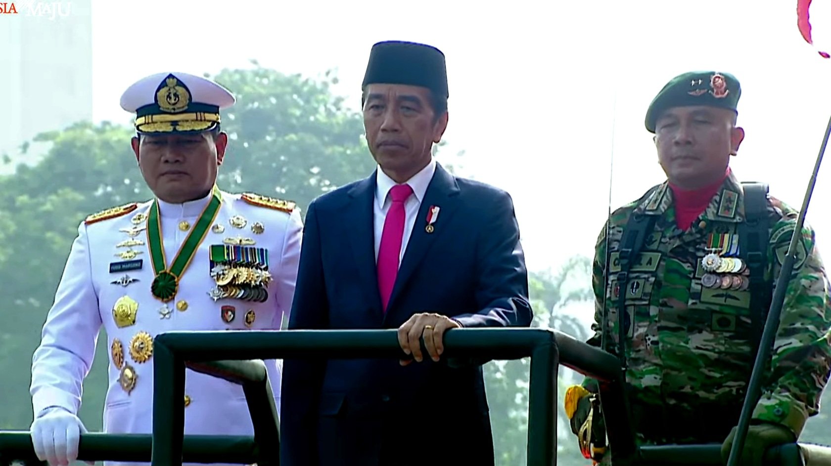 Presiden Joko Widodo saat melakukan inspeksi barisan (Sinpo.id/Setkab)